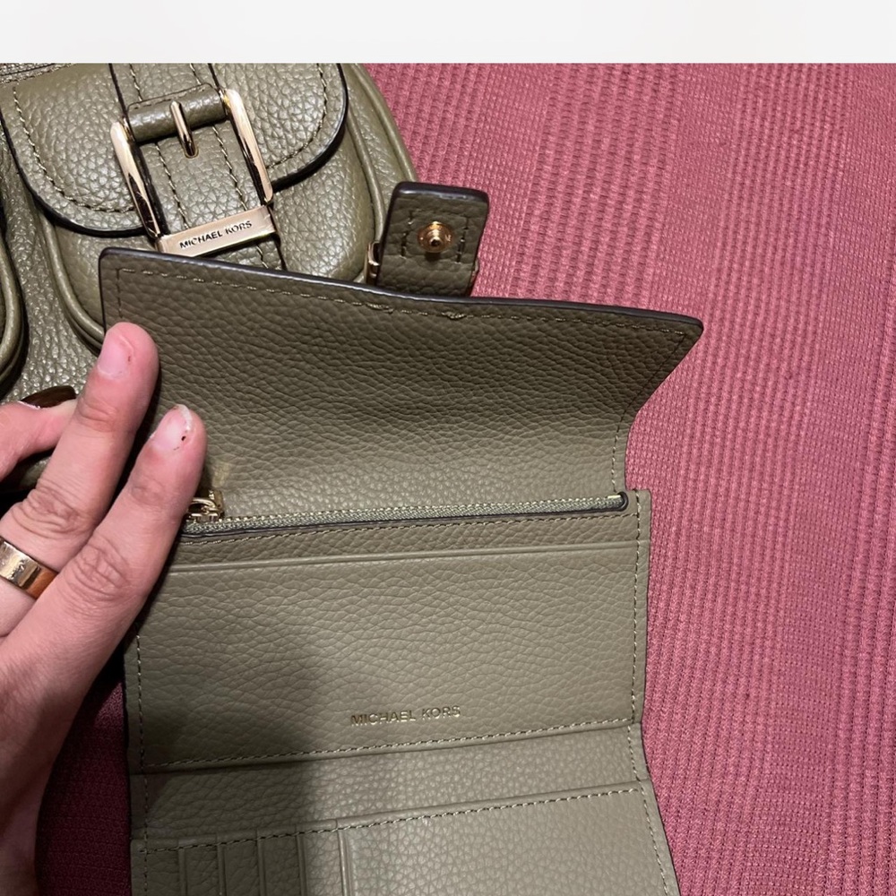 Michael Kors Green Shoulder Bag with Gold Accents - Picture 6 of 6
